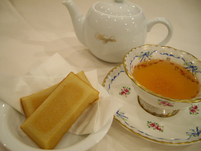 おいしいフィナンシェを紅茶とともに